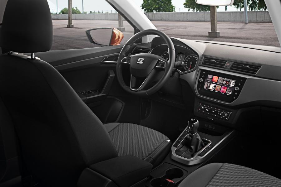 Интерьер Seat Arona 2017 года  (WW) (фото 8 из 41)